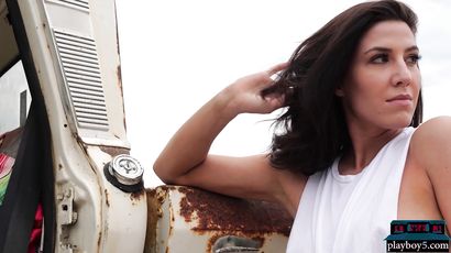 Petite Portugese Mommy Outdoor Striptease