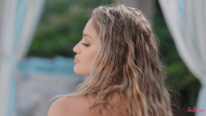 Babe Gizelle Is An Expert In Selling Her Body!