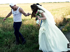 Slim Bride Una Fairy Fucked In The Car After Running Away