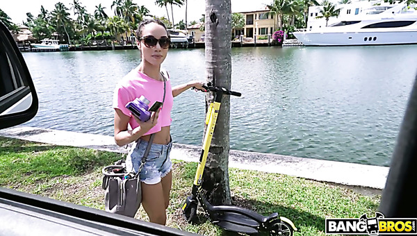 Cute Looking Gal In Sunglasses Alexis Tae Gets Poked Well In The Dude’s Car