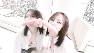 Japanese Amateur♡Masturbating With A Giant Dildo.